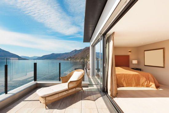 Vue plongeante sur le lac à partir du balcon grâce au garde-corps en verre