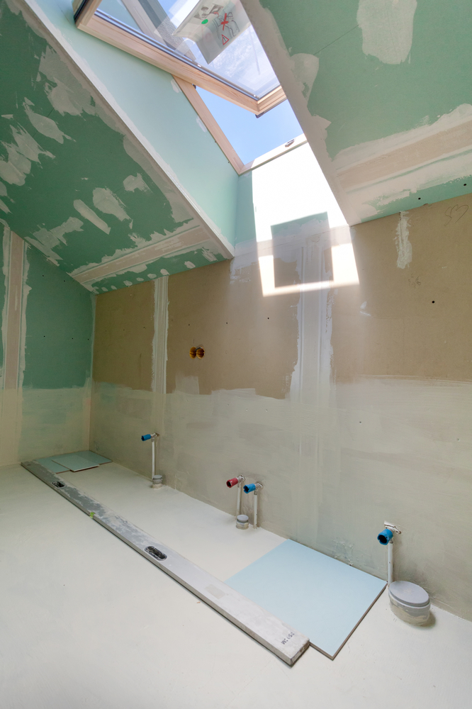 douche en travaux dans une salle de bain en pente