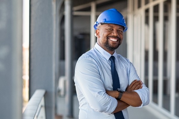 Entrepreneur en bâtiment sur le chantier