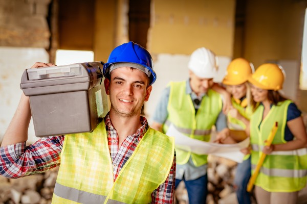 ouvriers dans un bâtiment